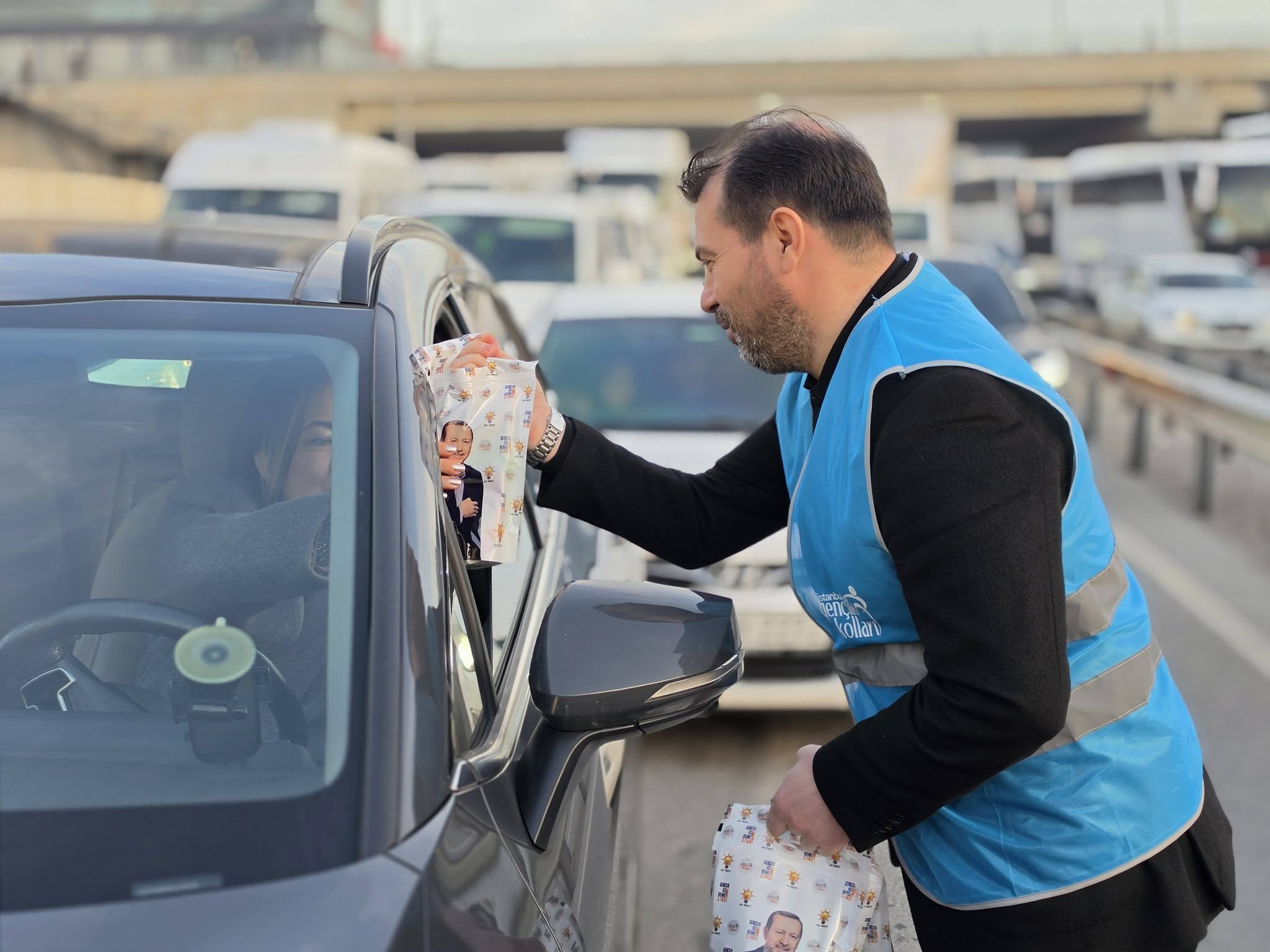 İftara 5 Kala, İlçe Başkanımız Şeref ÇOLAK ve Gençlik Kollarımızla birlikte, iftara yetişmeye çalışan hemşehrilerimize iftariyelik ikramında bulunduk.